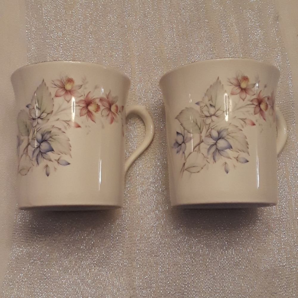 ⭐RARE⭐♥️VINTAGE♥️Royal Minster Vintage Fine Bone China Tea Cup Set